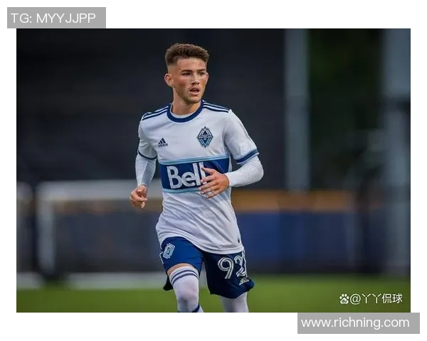 戴白帽的足球球星是谁 解析其独特风格与场上表现