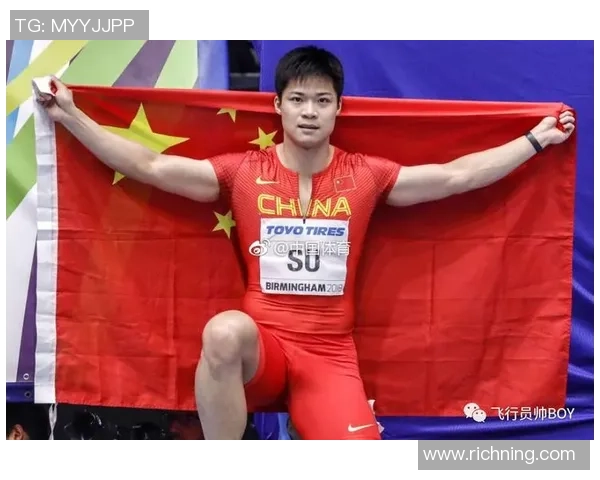 足球明星肌肉线条尽显力量与美感展现运动员的完美身形