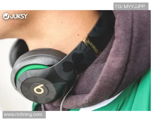 足球球星佩戴耳机展现个性与时尚魅力引领潮流趋势